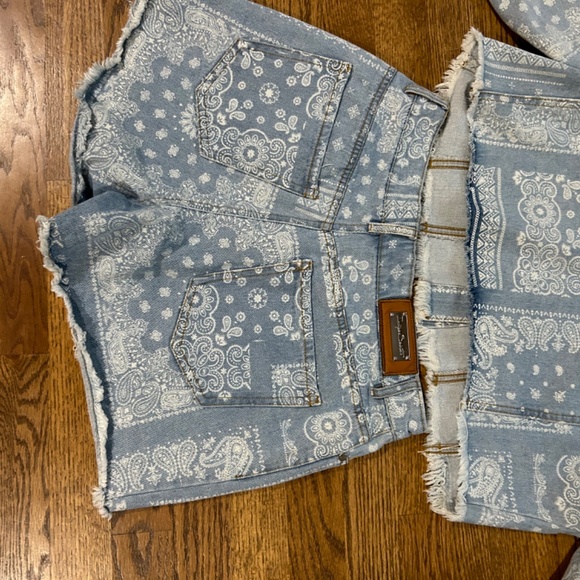 Indigo Saints Denim Light Wash Distressed Shorts and Jacket Set Raw Hem - Picture 4 of 10